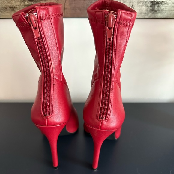 Nice Pair Women’s Red Booties from Forever 21 Size 7 - Picture 2 of 7